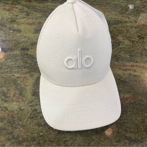 Alo yoga trucker white hat